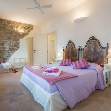 Antica - Centro Storico Bed and Breakfast 4*
